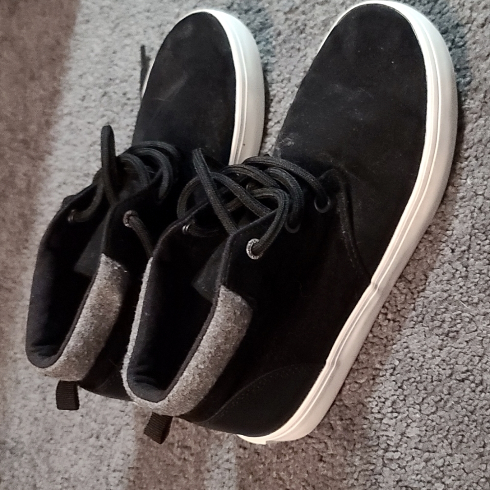 Old navy midtop fab sue black jack boys shoe, sz 2 kids big kid